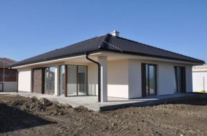 Luxusný priestranný bungalov hneď pri Bratislave, terasa, brána, pozemok 629 m2