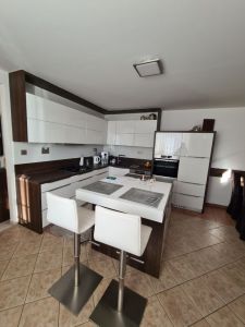 Priestranný 140m2, 4 izbový byt v rod. dome v BB, komplet nová rekonštr. - zariadený, s bazénom, saunou, altánkom a záhradou