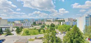Na predaj priestranný 1-izbový byt po kompletnej rekonštrukcii s loggiou – Banská Bystrica, Sásová