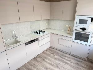 Nádherný, kompletne novozrekonštruovaný 2-izbový byt s balkónom – Zvolen