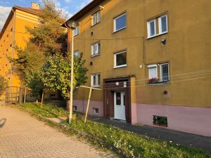 Atraktívne miesto na vlastné bývanie ako aj vysoký investičný potenciál v tehlovom 2-izb. byte (64m2) Kuzmányho ul. centrum mesta BB